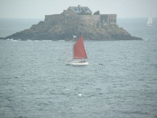  petit voilier à voile rouge